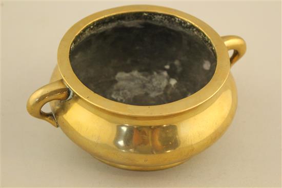 A Chinese bronze gui censer, Xuande mark, 18th / 19th century, width 18cm, weight 960g.